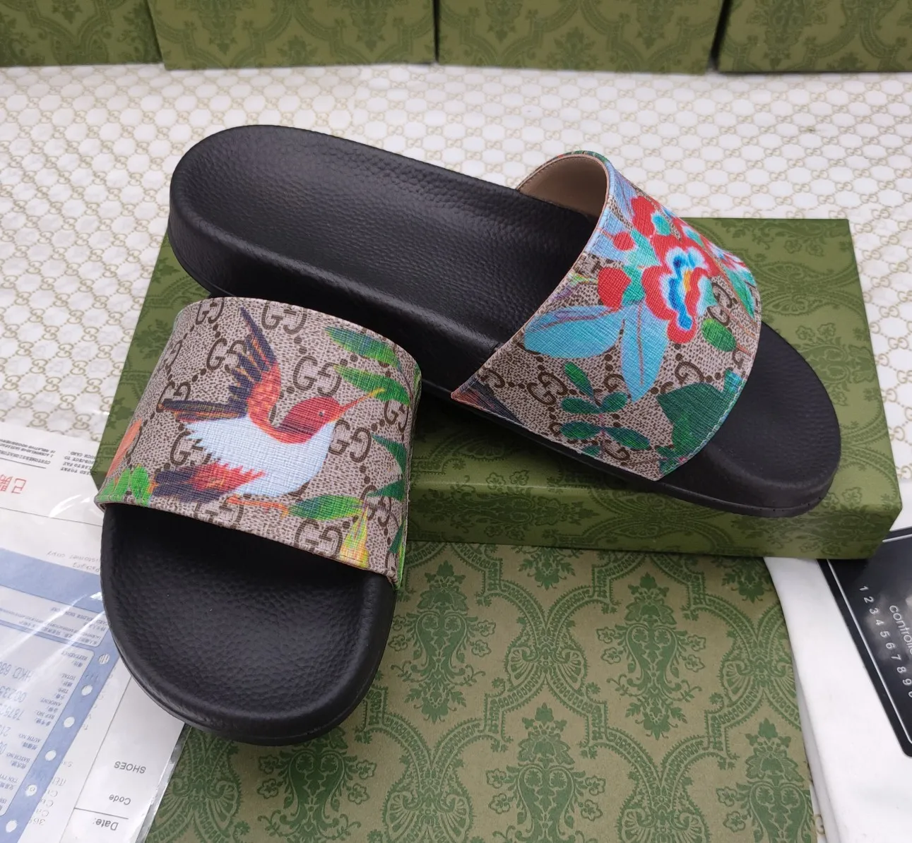 👟👟Ex-factory price 220👟👟 Couple model 🎗Gucci "Gucci" slippers, a much-anticipated one, so beautiful that it will melt your hearts❤,! It is simply a masterpiece of extraordinary craftsmanship. It is a must-have for everyone. It is made by open molding. The foot feels Q-elastic and super soft. The upper foot is super delicate. Size number (35~47), exclusive model, with many layouts, there is always one you like🎉🎉